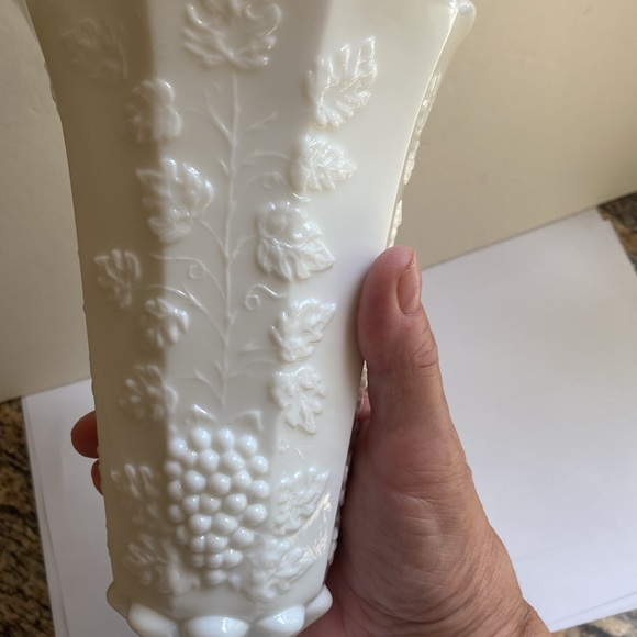 Vintage Westmoreland Paneled Grape 9¼" Tall White Milk Glass Vase ~ Crisp Detail - Picture 5 of 9